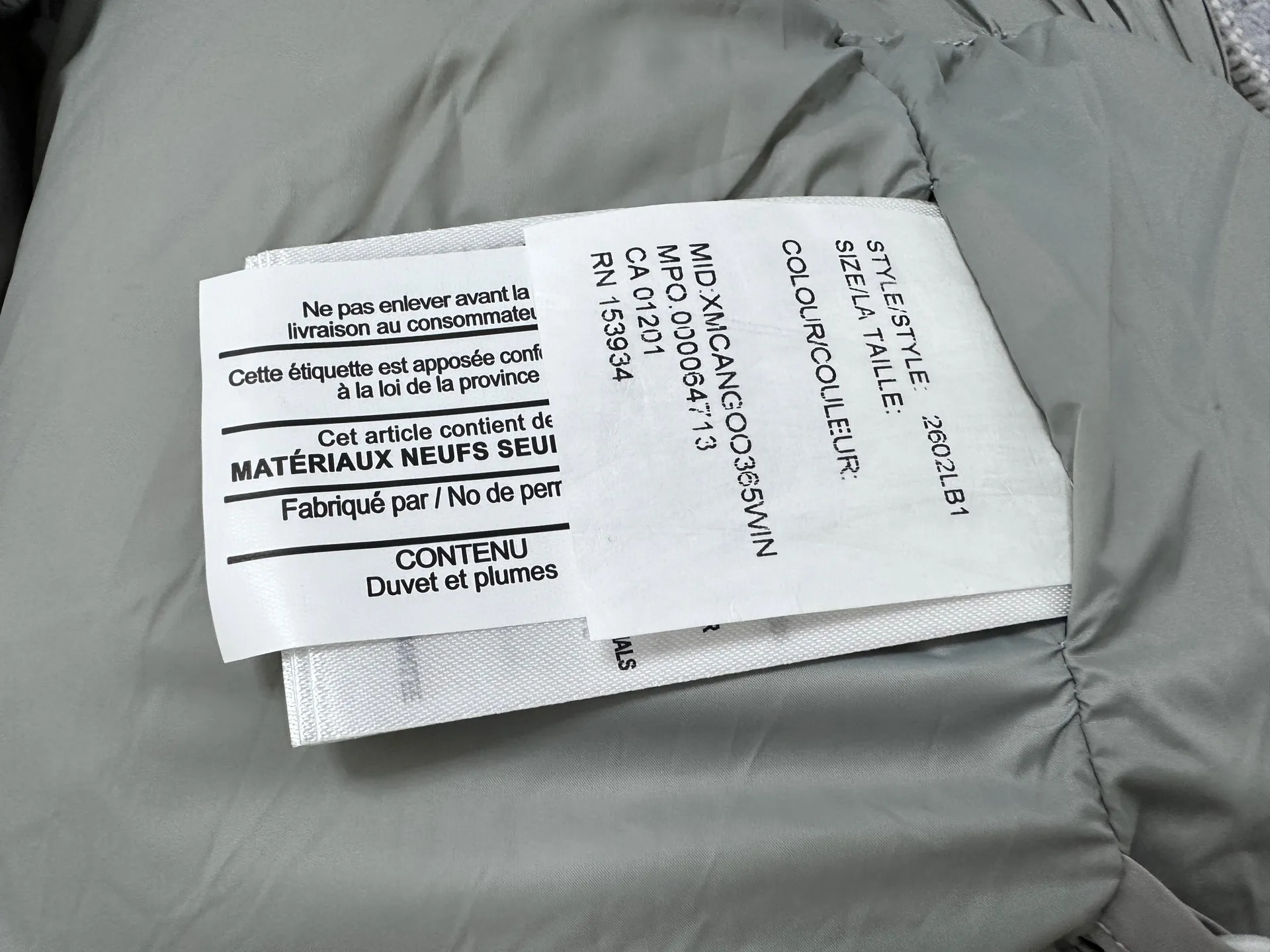 P740 【𝗖𝗔𝗡𝗔𝗗𝗔 𝗚𝗢𝗢𝗦𝗘】Capsule Series Macaron White Label Fabric: Made of soft EnduraLuxe fabric imported from DuPont, CORDURA, USA, which enhances the durability of easy-to-wear parts, is lightweight and durable; the liner is made of 400T anti-velvet gallbladder, which is comfortable, soft and non-velvet. : Equipped with a detachable hood, which can be adjusted in two directions, and is also filled with down, which brings greater softness and wrapping around the head and neck, and is full of warmth. This parka features white trim on the back and sides, and the hardware locks are all original and custom-made to match the muted fabric color. Goose label: The official website’s new series of silicone material labels, non-embroidery labels. Length: Fit hip-length. Size: XS-L
